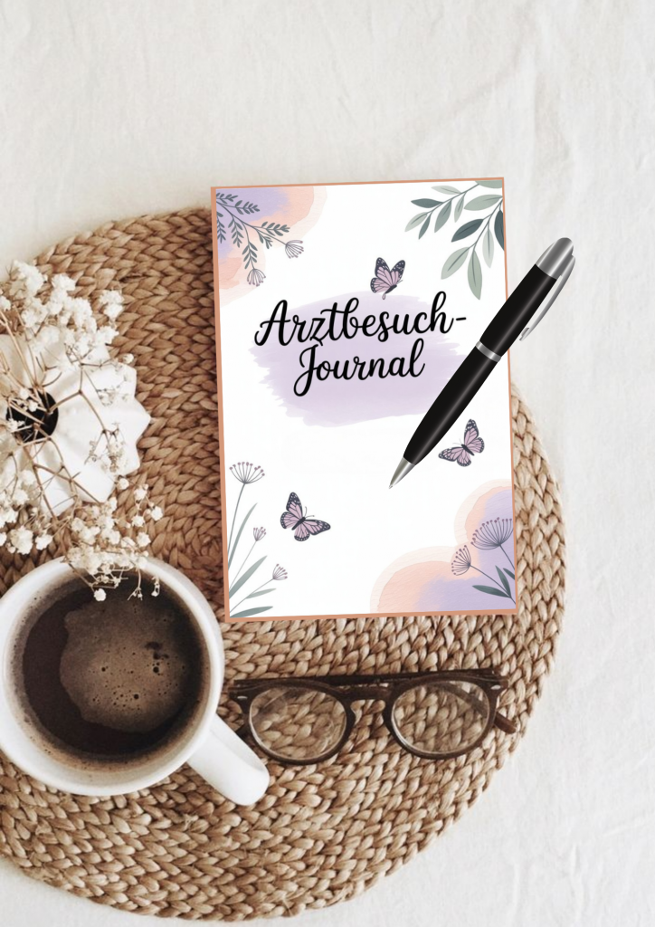 Ein Exempla Arztbescuh-journal auf einem Tisch mit Stift, Brille, Tee und Blume