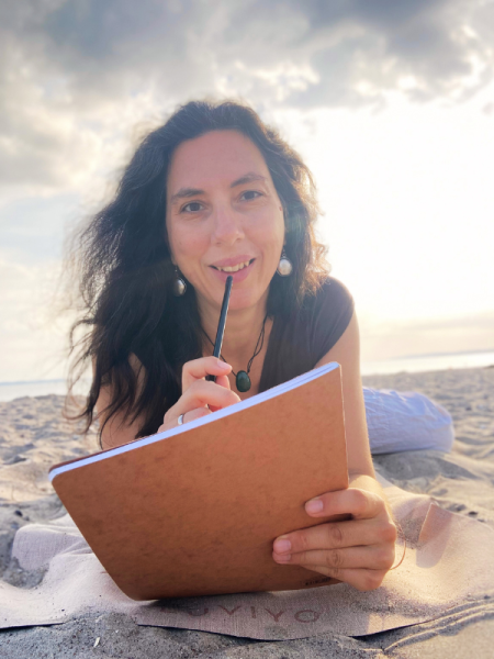 Christina am Ostseestrand, denkt nach über Meditation