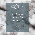 Ich öffne mich für das Leben, im Hintergrund eine blasse Blüte öffnet sich