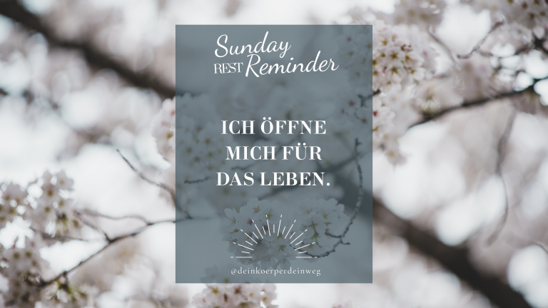 Ich öffne mich für das Leben, im Hintergrund eine blasse Blüte öffnet sich