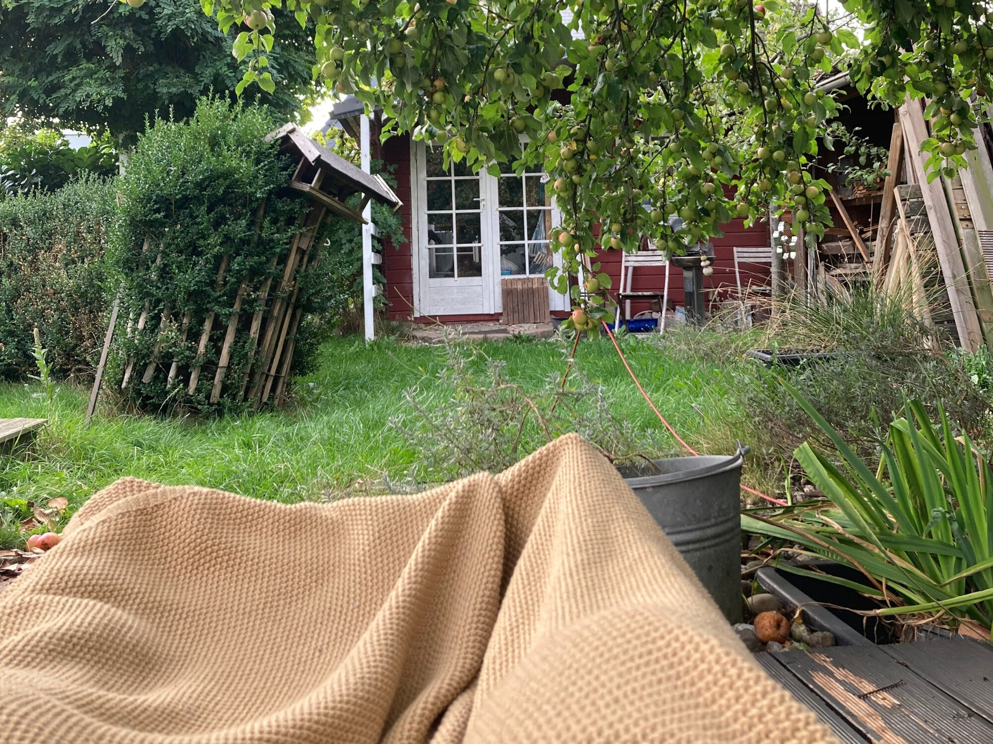 Kaffee und Notizbuch in einem gemütlichen Café
